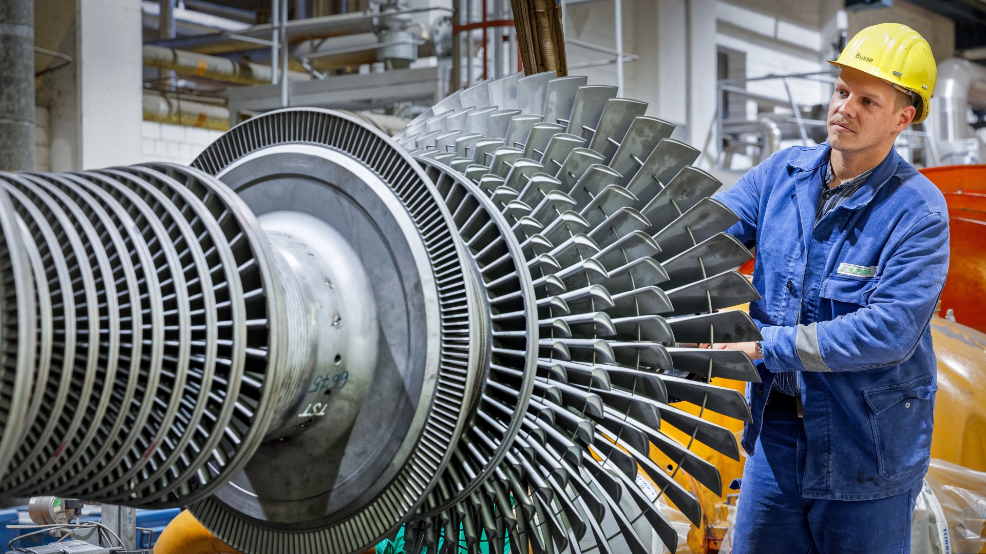 Ein Mitarbeiter prüft die Turbine einer Anlage