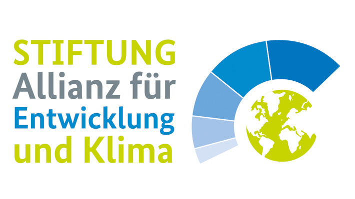 Logo der Allianz für Entwicklung Klima mit grünem Erdball und blauem Bogen