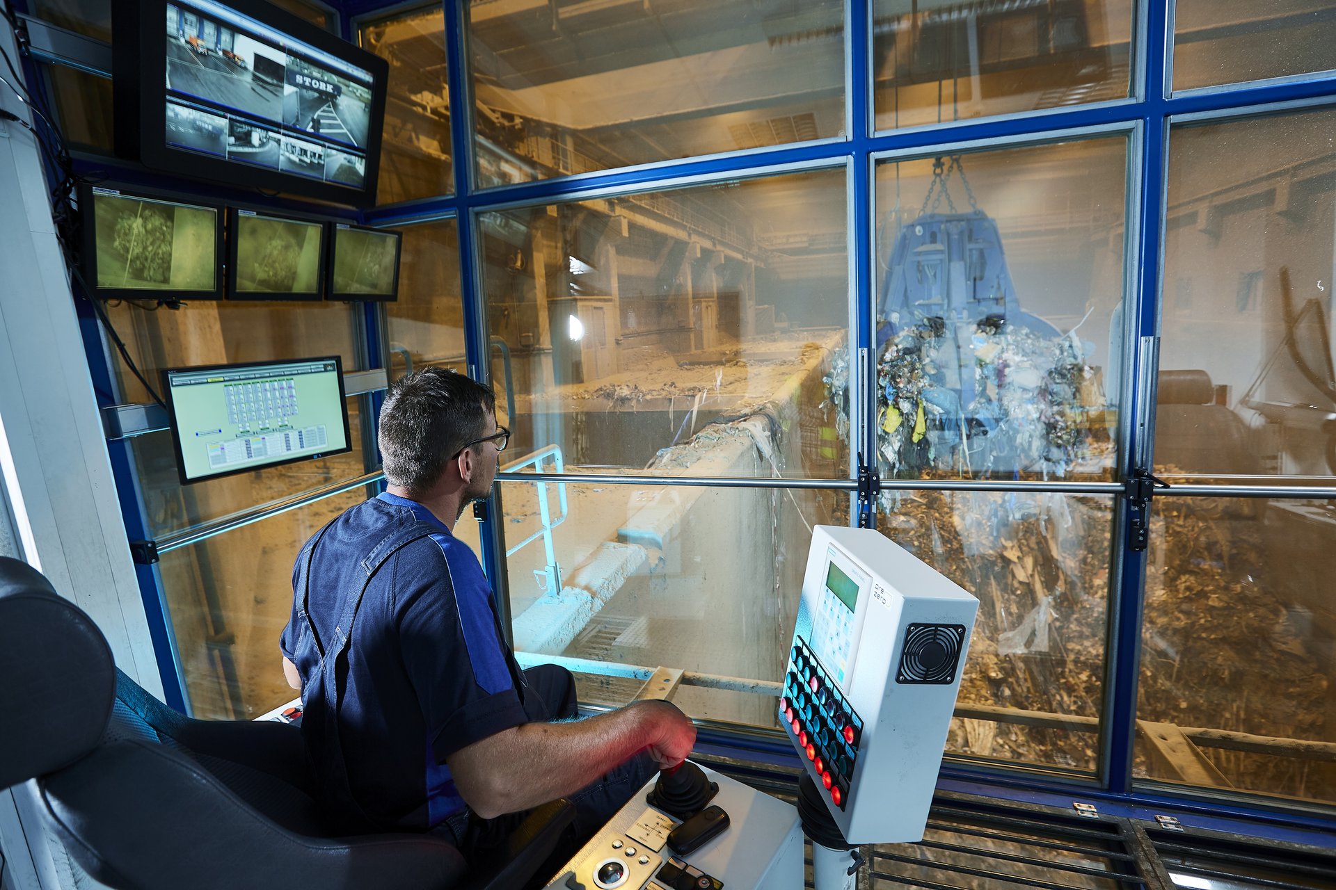 Ein Mann blickt von der Warte in den Müllbunker