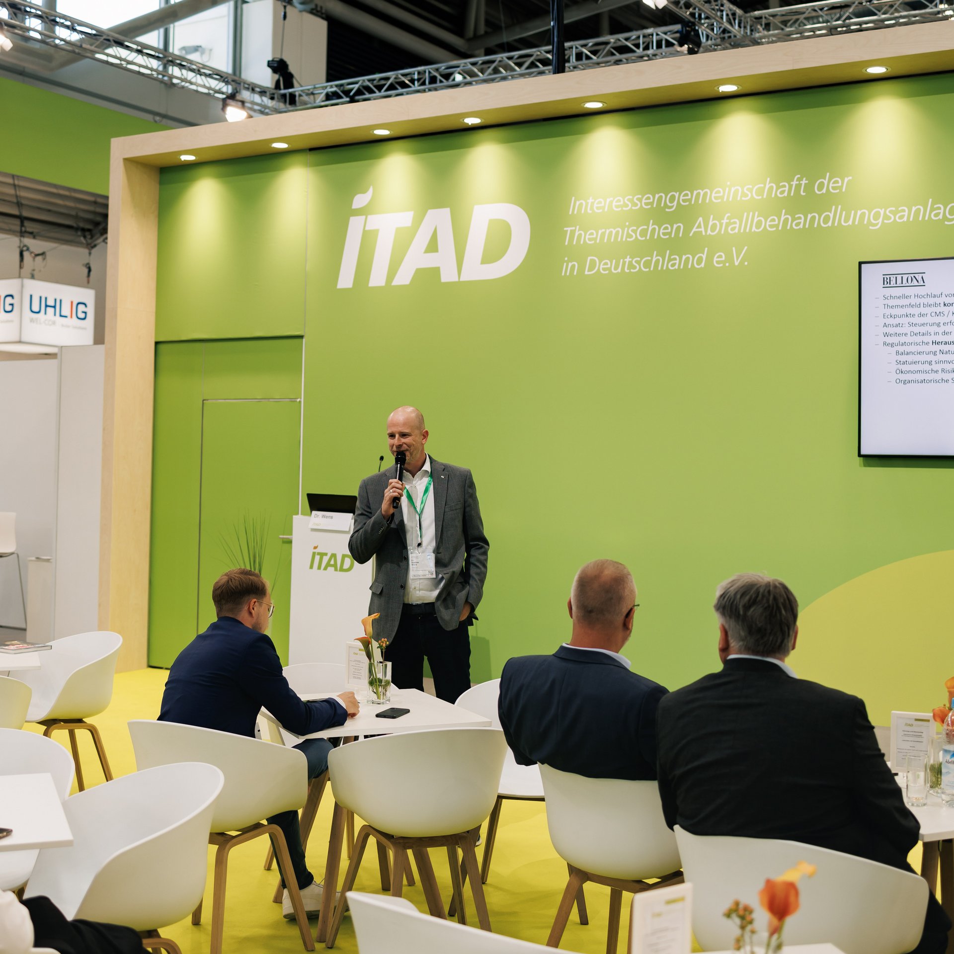 Redner mit Mikrofon vor Publikum