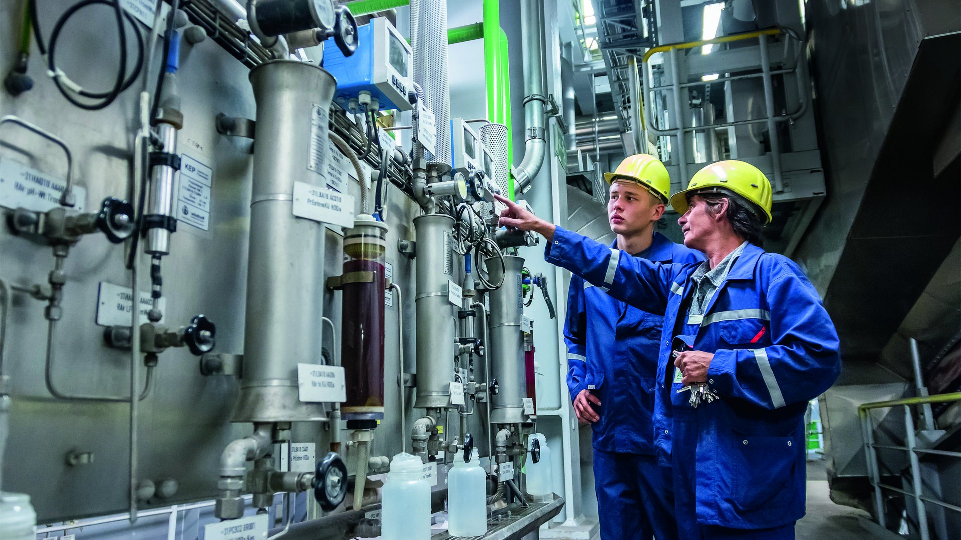 Zwei Mitarbeitende der AGR in Herten warten die Anlage.