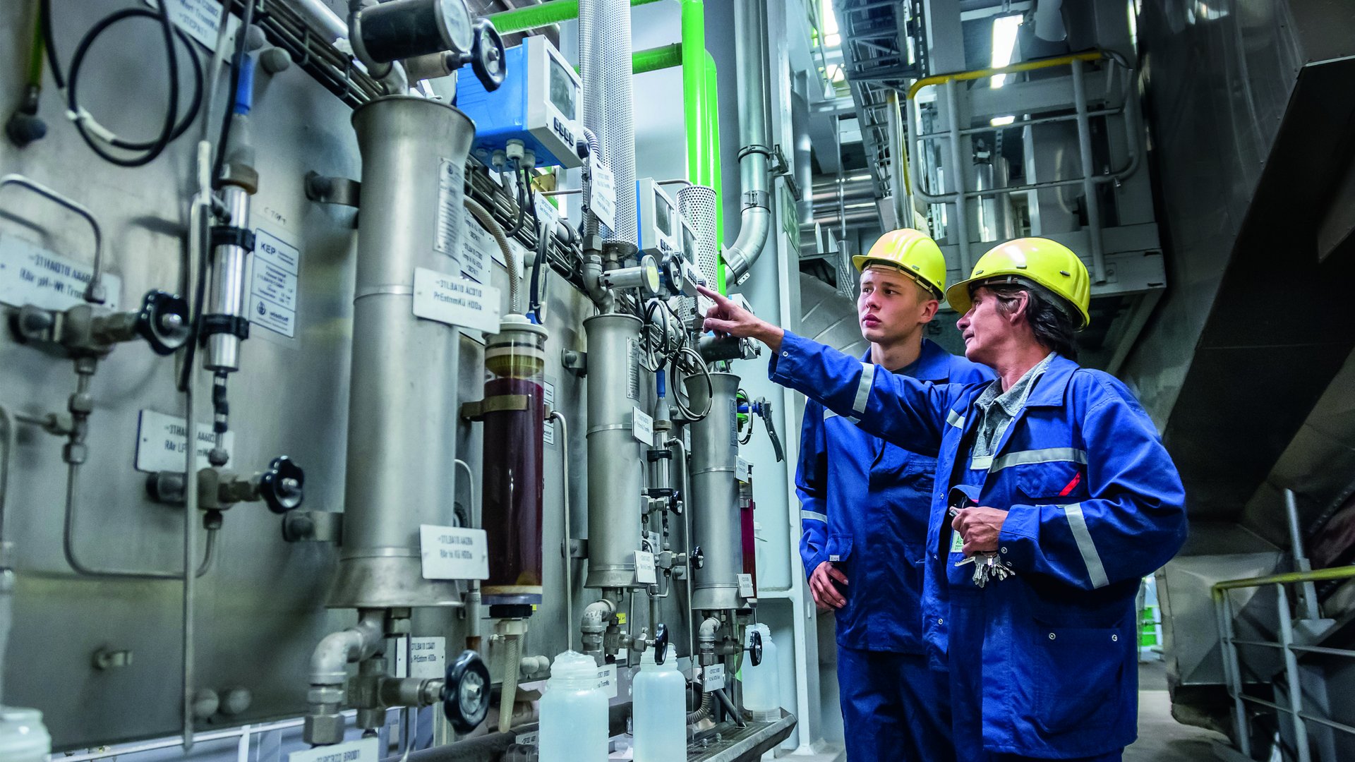 Zwei Mitarbeitende der AGR in Herten warten die Anlage.