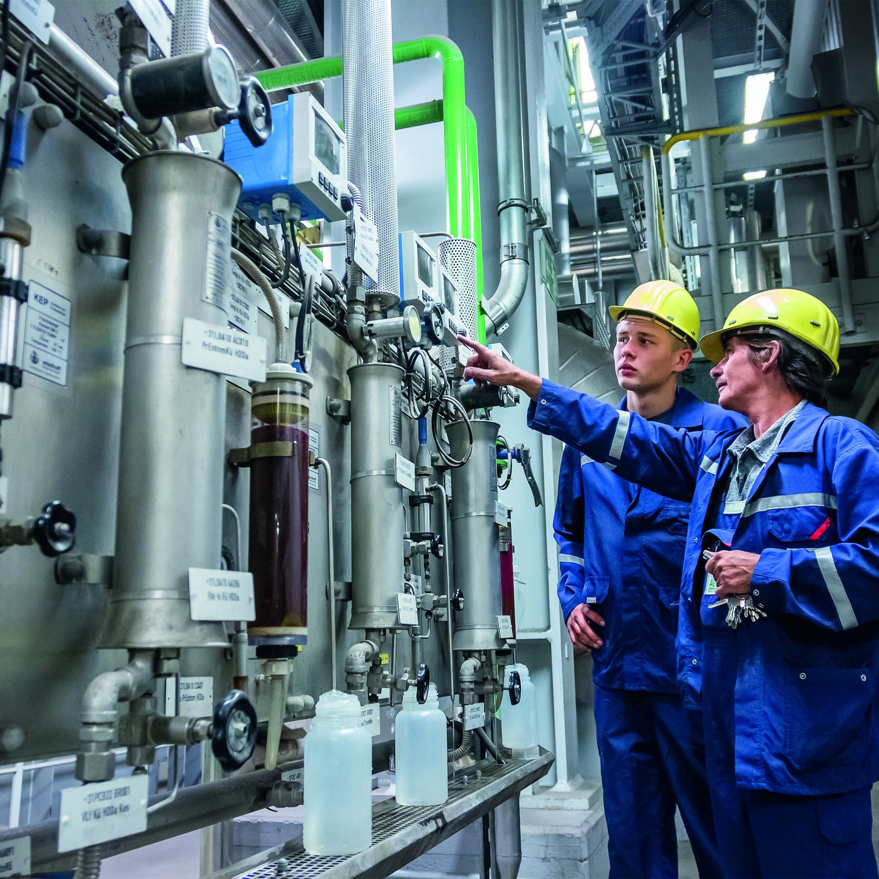 Zwei Mitarbeitende der AGR in Herten warten die Anlage.