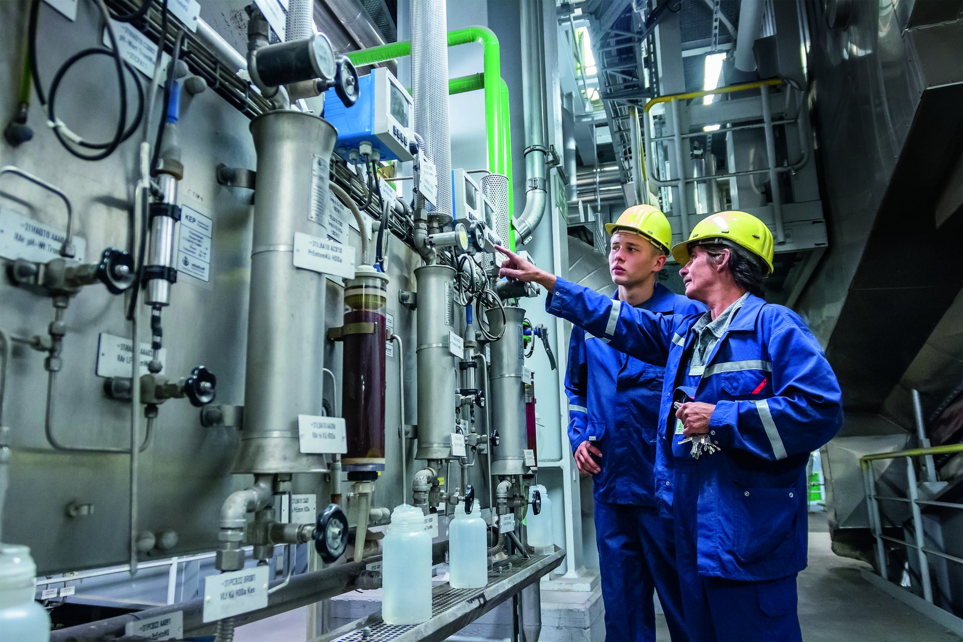 Zwei Mitarbeitende der AGR in Herten warten die Anlage.