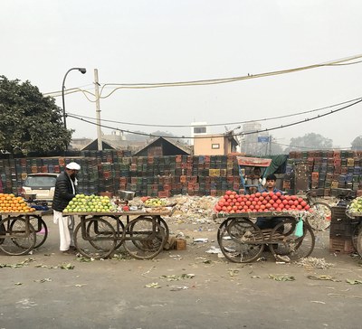 Obststände in Indien.