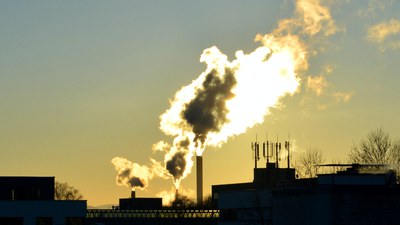 Müllverbrennungsanlage im Gegenlicht