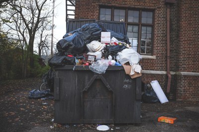 Eine große schwarze Tonne mit zu viel Müll