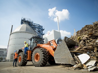 Bagger mit Altholz.